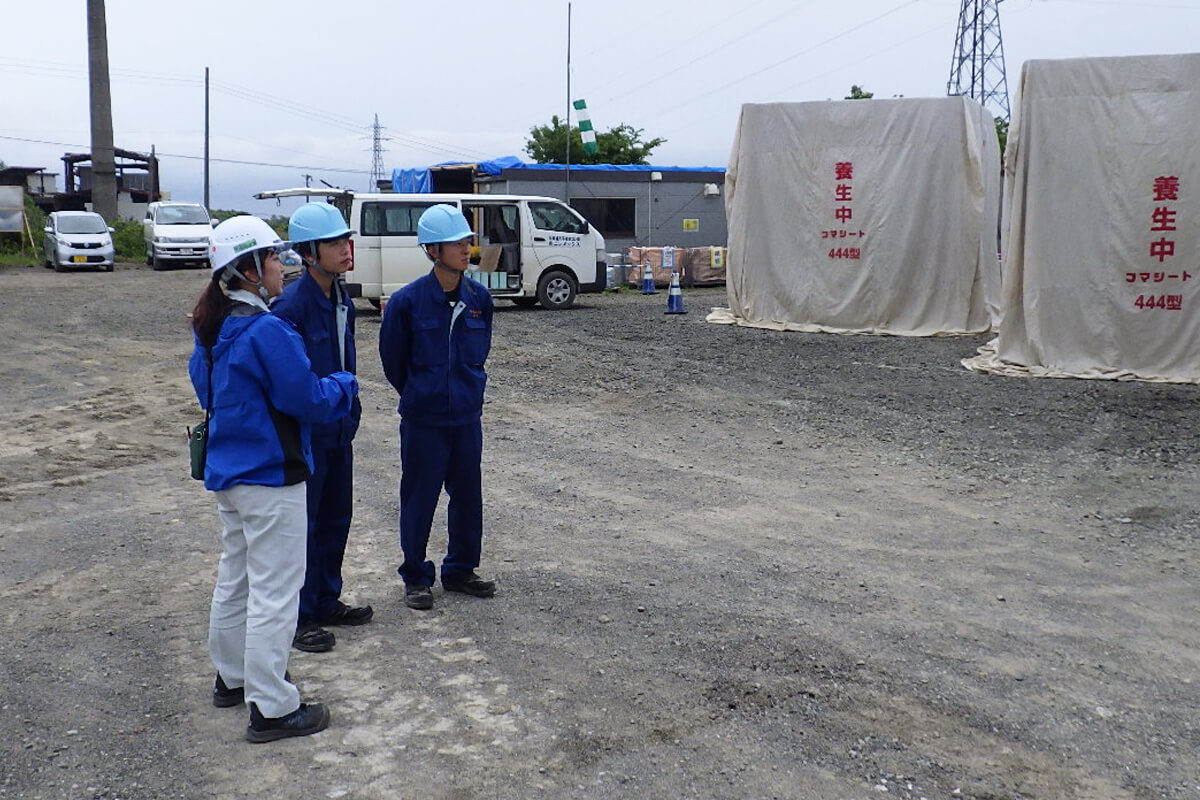 インターンシップ生に作業工程を説明